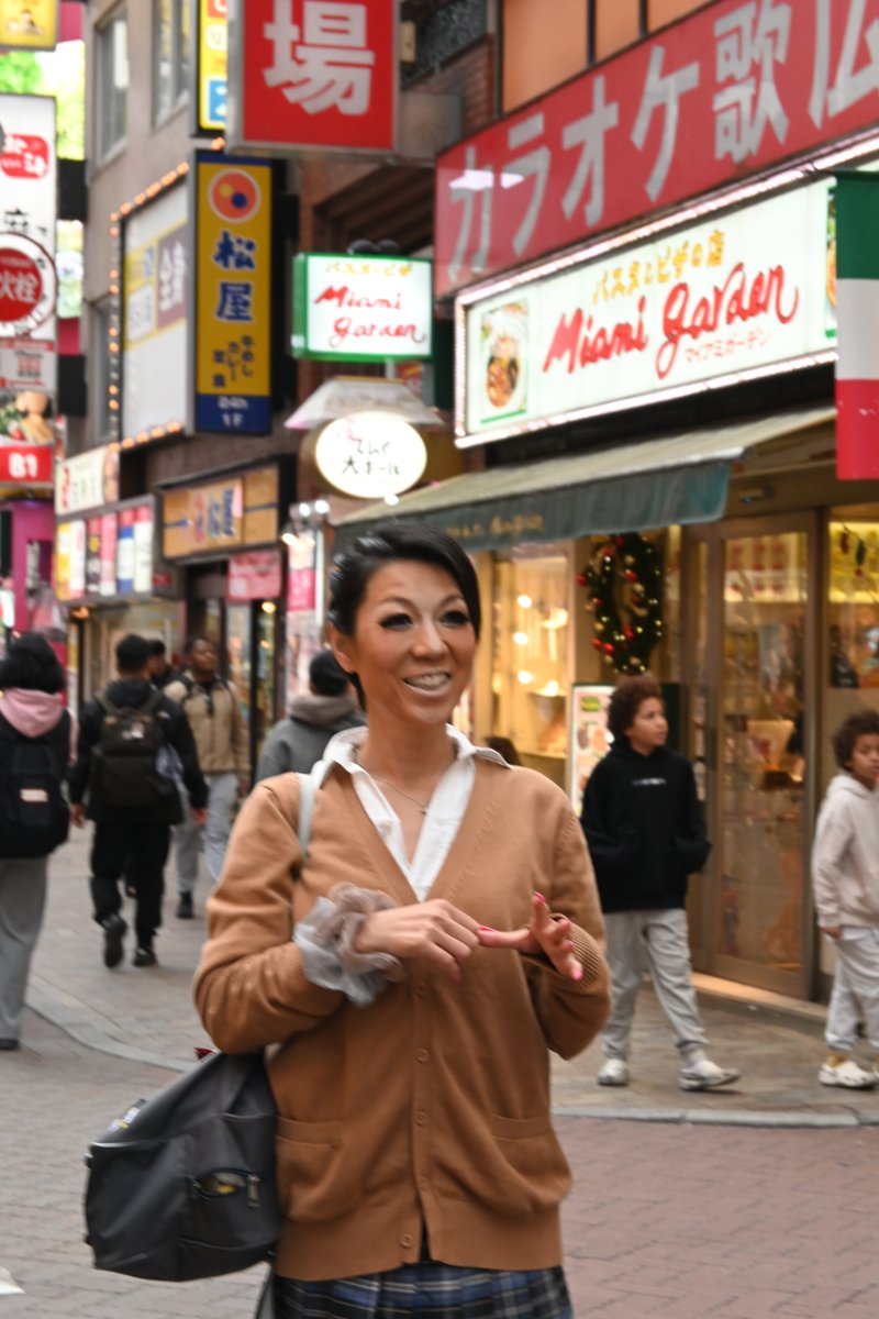 Guest in a full gyaru look on a Shibuya street